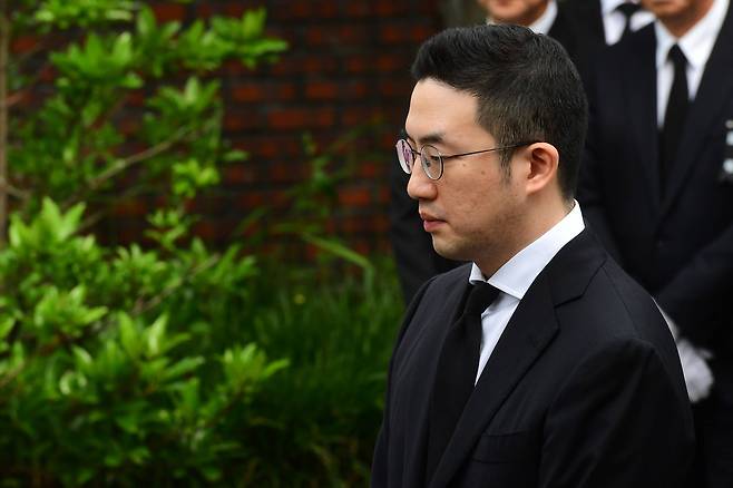 고인의 장남인 구광모 LG전자 상무가 담담한 표정으로 고인의 마지막을 배웅하고 있다. 변선구 기자