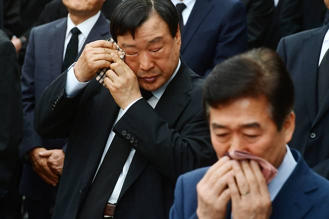 이희범 평창동계올림픽 조직위원장이 발인식을 지켜보다 흘린 눈물을 닦고 있다. 변선구 기자