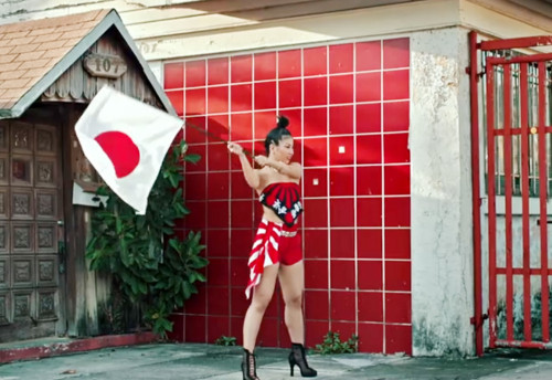 세계적인 인기 가수 제이슨 데룰로가 발표한 2018 러시아 월드컵 주제곡 ‘컬러스’(Colors)의 뮤직비디에 등장한 욱일기. 네티즌들의 항의로 곧 사라졌다.