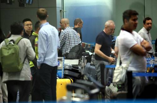 22일 오전 풍계리 핵실험장 폐쇄 장면을 지켜 보기 위해 외신기자들이 베이징 서우드 공항에서 수속을 밟고 있다. 베이징=연합뉴스