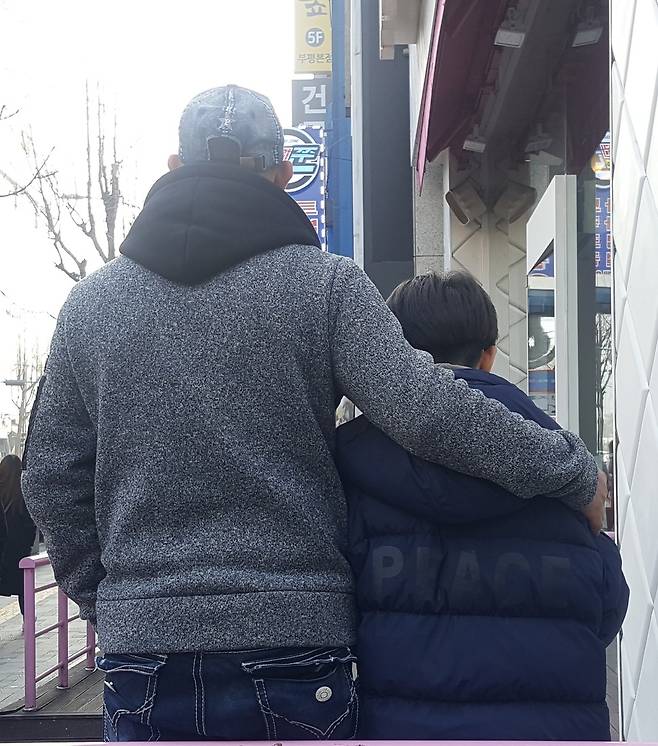 사이프(41·왼쪽)와 아들 지용(12)군이 지난 3월25일 경기 부천시의 한 보육원 근처 아이스크림 가게에서 만났다.