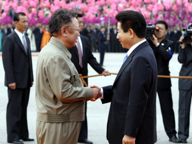 2007년 10월2일 평양 4·25 문화회관 광장에 도착한 노무현 대통령과 북한 김정일 국방위원장이 악수하고 있다. 연합뉴스