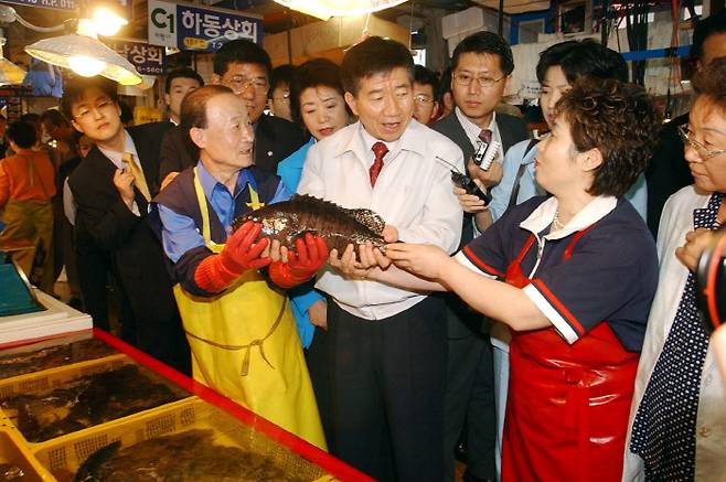 2002년 5월30일 오전 노무현 민주당 대통령 후보가 부산 자갈치시장을 방문해 상인들과 대화하고 있다. 연합뉴스