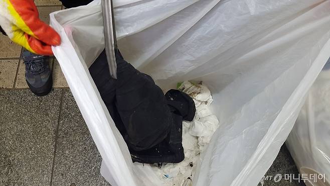 18일 지하철 서울역 화장실에 버려져 있던 대변 묻은 바지를 한 청소노동자가 치우고 있다. 이름을 밝히지 않은 이 청소노동자는 "노숙자들이 역내 화장실 벽에 종종 변을 묻혀놓곤 한다"고 말했다. /사진=김영상 기자