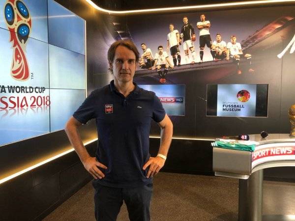 2018러시아월드컵에서 만날 독일 축구담당 기자들이 자국축구와 한국축구에 대해 허심탄회하게 털어놓았다. 최근 도르트문트에서 만난 스카이스포츠 마르코 비펠 기자가 인터뷰에 앞서 포즈를 취하고 있다. 도르트문트(독일) | 윤영신 통신원