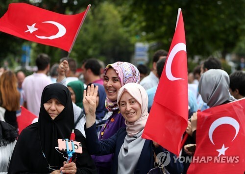 쿠데타 진압 1주년 집회에서 '라비아 사인'을 표시하는 터키인 [EPA=연합뉴스]