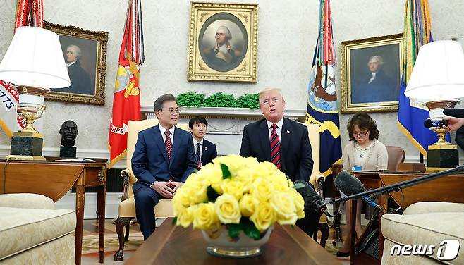 문재인 대통령이 22일 오후(현지시간) 미국 워싱턴 백악관에서 도널드 트럼프 대통령과 환담을 하고 있다. (청와대 제공) 2018.5.23/뉴스1