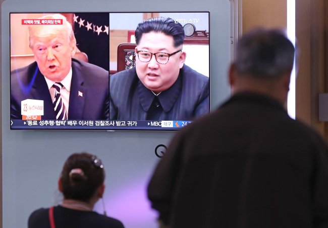 미국 트럼프 대통령은 24일 백악관을 통해 북한 김정은 국무위원장에게 6월12일 예정됐던 북미 정상회담을 취소한다는 내용의 편지를 보냈다. 사진은 이날 오후 서울역에서 북한 풍계리 핵실험장 폐쇄 관련 뉴스를 보는 시민들.