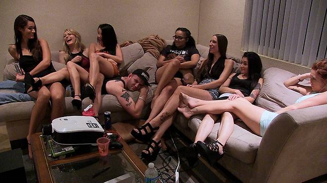 '라일리의 집'에는 트레사뿐만 아니라 많은 어린 여성들이 함께 지낸다. 그중 상당수는 3개월 안에 포르노 업계를 떠나고, 또 다른 여성들이 그 자리를 재빠르게 채운다. ⓒNetflix