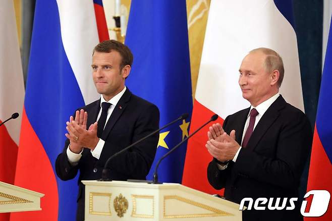 25일 정상회담 후 공동 기자회견에 나온 에마뉘엘 마크롱 프랑스 대통령(왼쪽)과 블라디미르 푸틴 러시아 대통령(오른쪽) © afp=뉴스1