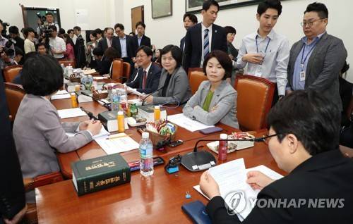 환노위, 최저임금 산입범위 논의 (서울=연합뉴스) 김주형 기자 = 환경노동위원회 고용노동소위원회 임이자 소위원장과 위원들이 24일 오후 국회에서 최저임금 산입범위 조정과 관련한 최저임금법 개정안을 재논의하고 있다. 2018.5.24 kjhpress@yna.co.kr