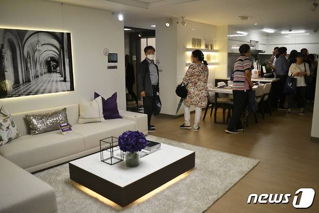 '평촌 어바인 퍼스트' 모델하우스에 마련된 전용면적 84㎡ 주택형 유니트를 둘러보는 방문객들의 모습.© News1