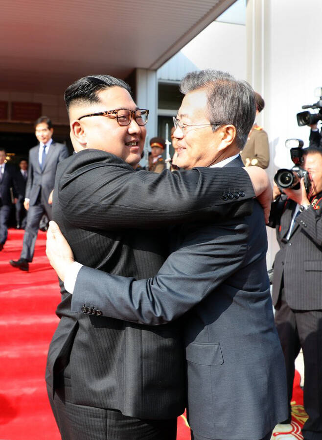 문재인 대통령과 김정은 북한 국무위원장이 26일 오후 판문점 북측 통일각에서 정상회담을 마친 후 헤어지며 포옹하고 있다. 청와대 제공