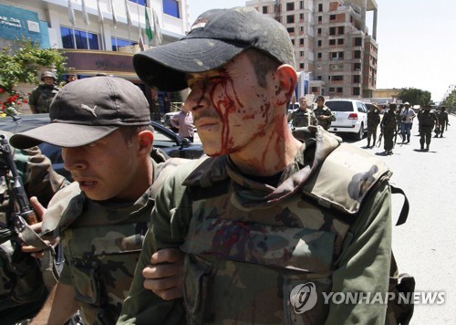 2012년 시리아 남서부 다라에서 반군이 설치한 폭발물에 다친 시리아군 [AP=연합뉴스 자료사진]