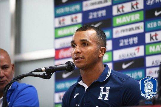 온두라스 골키퍼 도니스 에스코베르는 멕시코에서 주의해야 하는 선수로 공격수 하비에르 에르난데스와 수비수 미겔 라윤을 꼽았다.(사진=대한축구협회)