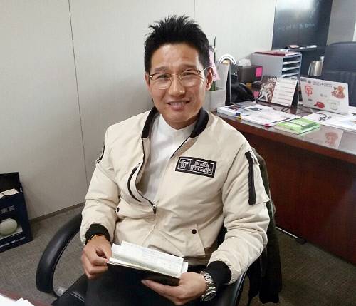 염경엽 단장이 메모로 가득한 수첩을 보며 미소짓고 있다.