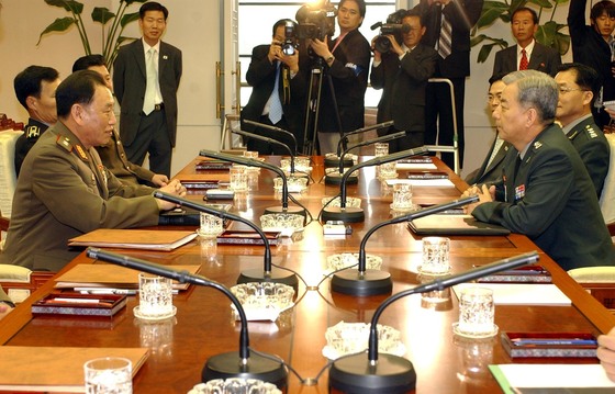 2006년 판문점 평화의 집에서 열린 제4차 남북장성급회담에서 한민구 소장(오른쪽)과 북측 김영철 중장이 회담전 이야기를 나누고 있다.