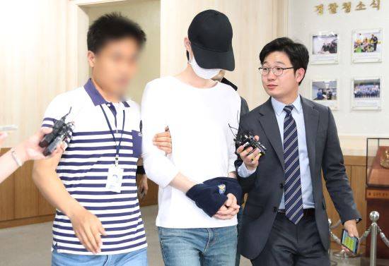 유튜버 양예원 씨에 대한 신체노출 스튜디오 사진을 음란물 사이트에 재유포한 혐의로 구속영장이 청구된 강 모씨가 26일 오후 영장실질심사를 받기 위해 서울 마포구 마포경찰서에서 나와 서울서부지검으로 향하고 있다. / 사진 = 뉴시스