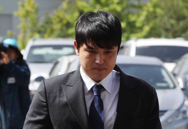 성폭행 의혹을 받는 넥센 히어로즈 박동원이 28일 오전 인천 남동경찰서로 출석하고 있다. 연합뉴스
