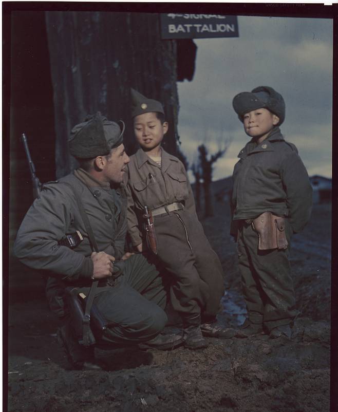 1951. 3. 1. 전주, 미군 부대에서 지내는 두 소년으로 그 무렵에는 이들을 ‘하우스보이’라고 불렀다. 이들 가운데는 입양되어 태평양을 건너기도 하였다. ⓒNARA