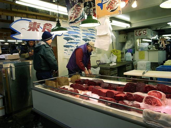 도쿄 어시장의 고래고기 상점 모습. 스테판 파월/위키미디어 코먼스 제공