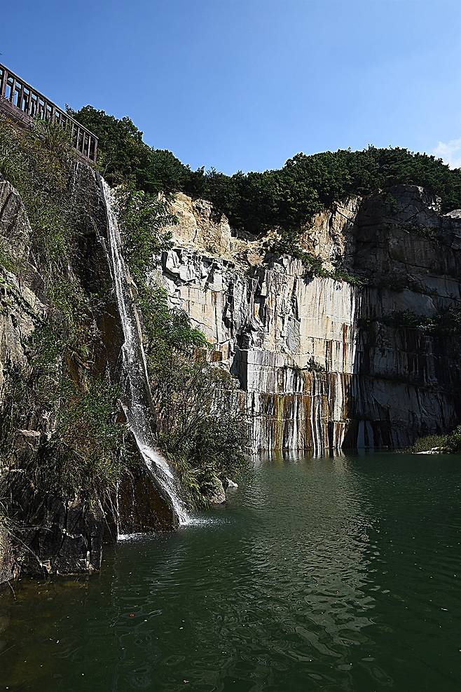 인위적으로 깎아낸 화강암 절벽이 자연스러워 보인다. ⓒ홍윤호