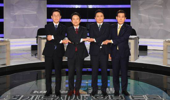 이재명 더불어민주당·남경필 자유한국당·김영환 바른미래당·이홍우 정의당 경기도지사 후보가 지난 29일 오후 서울 영등포구 여의도동 KBS에서 열린 2018 지방선거 경기도지사 토론회에 앞서 기념촬영을 하고 있다. 뉴시스