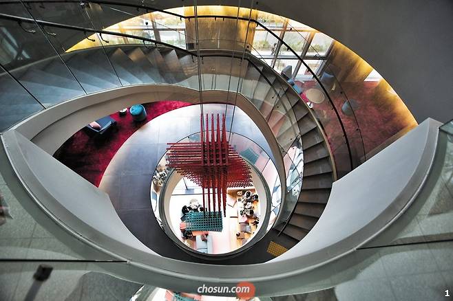 1 옛 서교 호텔 자리에 들어선 홍대 라이즈 오토그래프컬렉션 호텔의 3층 로비에서 내려다보며 찍은 사진. 기하학적인 나선형 디자인이 돋보이는 설계로 철제 조형물은 공사장 철골에서 영감을 얻었다.