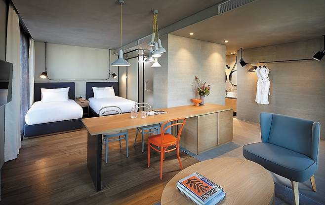 L7 호텔의 객실. 발랄한 색감이 인상적이다. 지역 분위기에 맞게 합리적인 가격에 주력했다고 한다./L7