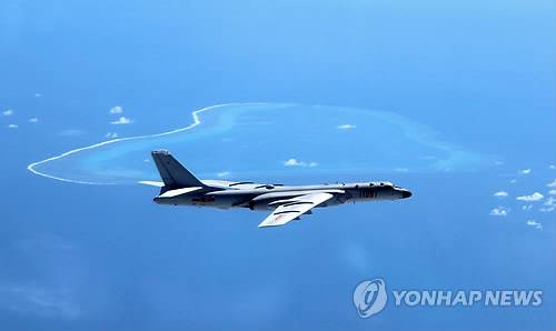 美, 中폭격기 남중국해 인공섬 착륙에 "지역 긴장 고조" (남중국해 AP/신화=연합뉴스) 중국이 최근 남중국해 인공섬에서 H-6K 등 여러 대의 폭격기가 이착륙 훈련을 한 것에 대해 미국 국방부는 19일(현지시간) "남중국해 분쟁지역에서 중국의 계속된 군사기지화는 지역 안정을 해치고 긴장을 고조할 뿐"이라고 지적했다. bulls@yna.co.kr