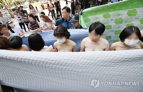 페이스북 항의 '상의 탈의' 시위 (서울=연합뉴스) 이재희 기자 = 2일 오후 서울 강남구 페이스북코리아 앞에서 여성단체 '불꽃페미액션' 회원들이 페이스북의 성차별적 규정에 항의하는 상의 탈의 시위를 하고 있다. 이 단체는 앞서 페이스북이 남성의 반라 사진은 그대로 두면서 여성의 반라 사진만 삭제하는 점을 규탄하기 위해 기자회견을 열었다고 밝혔다. 2018.6.2 scape@yna.co.kr