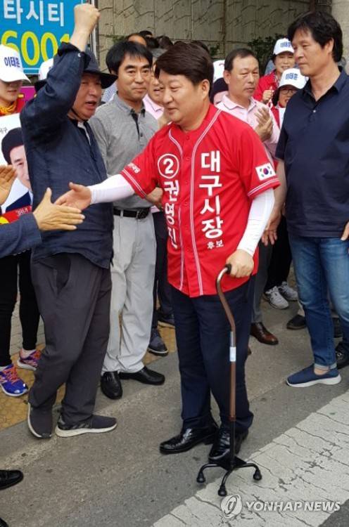 퇴원한 권영진 후보 (대구=연합뉴스) 이덕기 기자 = 선거운동 중 꼬리뼈 골절상을 당한 자유한국당 권영진 대구시장 후보가 2일 오후 퇴원해 달서구 도원네거리 선거유세 현장으로 이동하고 있다. 2018.6.2 duck@yna.co.kr
