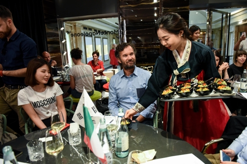 30일 밀라노 시내에서 '밀라노 한국주간'의 일환으로 열린 한식쿠킹쇼에 이탈리아 최고의 요리사로 꼽히는 카를로 크라코(가운데)가 참석해 한식을 소개하고, 음식을 시식했다. [aT 밀라노 지사 제공]