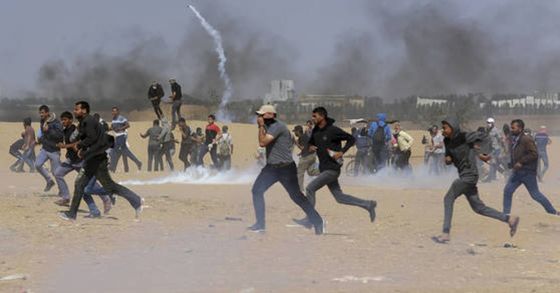 이스라엘군의 실탄 사격에 피해 달아나는 팔레스타인 시위대. [AP=연합뉴스]