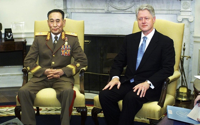 2000년 10월 김정일 국방위원장의 특사 자격으로 미국을 방문한 조명록 국방위 제1부위원장(왼쪽)이 백악관에서 빌 클린턴 미국 대통령을 만났다. 당시 성사 직전까지 갔던 북-미 정상회담은 끝내 이뤄지지 못했다. 연합뉴스