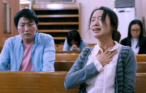 자신에게 유일한 의지의 대상이었던 아들을 잃은 뒤 여자(전도연)는 가슴을 쥐어뜯는 고통 속에서 헤맨다. 이를 바라보는 남자(송강호)는 함께 나눌 수 없는 고통으로 또 아파한다. 사진출처|영화 ‘밀양’ 캡처