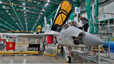 KAI 본사 항공기동에서 작업자들이 T-50을 점검하는 모습/한국항공우주산업 제공
