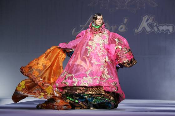 고 앙드레 김의 패션쇼에서 빠질 수 없는 무대가 바로 7겹의 코트 퍼포먼스다. 시스루 소재의 형형색색 코트를 하나씩 벗어던지는 과정을 통해 한과 슬픔을 해탈해나가는 한국인의 정서를 표현했다.