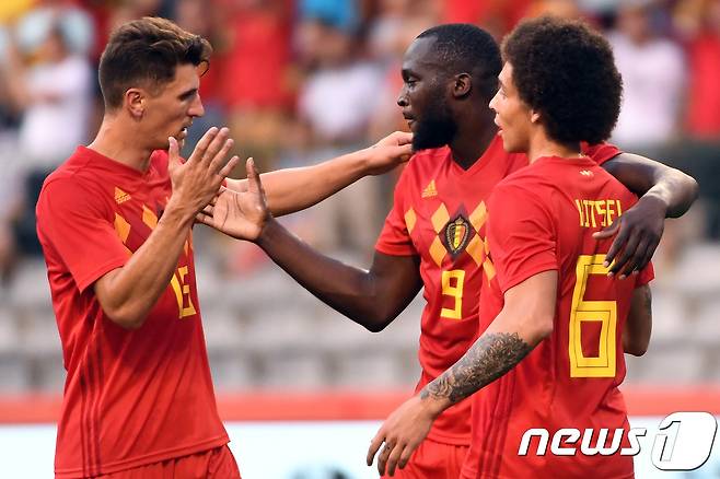 벨기에 대표팀 공격수 로멜루 루카쿠(가운데)가 7일(한국시간) 벨기에 브뤼셀의 보두앵 국왕 경기장에서 열린 이집트와의 평가전에서 득점 후 동료들에게 축하를 받고 있다. © AFP=News1