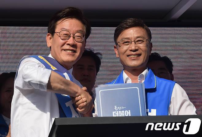 정하영(오른쪽) 더불어민주당 김포시장 후보가 6일 김포시 장기사거리에서 이재명 경기도지사 후보와 합동 유세후 악수를 하고 있다. 정 후보는 이날 이재명(왼쪽) 경기도지사 후보와 상생과 협력을 위한 정책협약식을 맺었다. (정하영선대위제공)2018.6.6/뉴스1 © News1 정진욱 기자