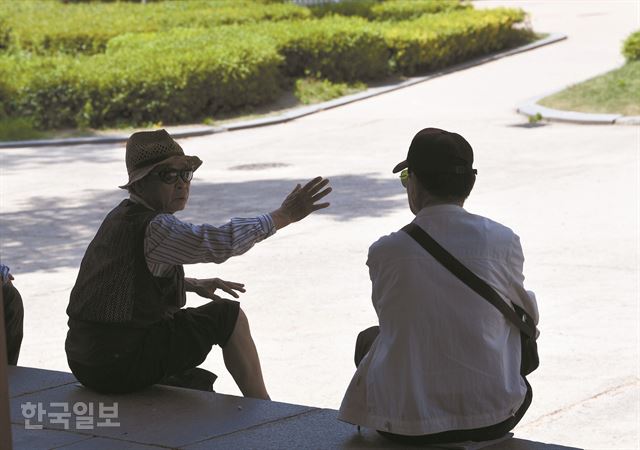 저작권 한국일보]지난 5일 서울 종로구 탑골공원에서 노인들이 이야기를 나누고 있다. 배우한 기자