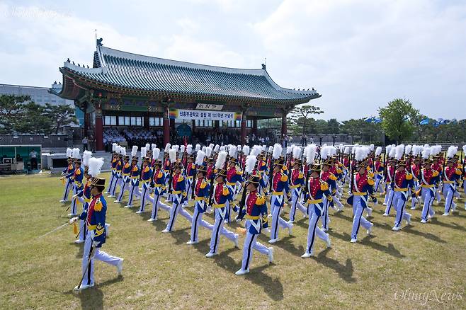 8일 오후 서울 노원구 육군사관학교 연병장에서 열린 독립군과 광복군의 전신인 신흥무관학교의 107주년 기념식에서 생도들이 분열을 하고 있다. ⓒ이희훈