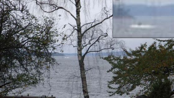 2014년 스웨덴 영해에서 발견된 괴선박. 오른쪽 위 네모가 확대한 모습이다. [사진 스웨덴 국방부]