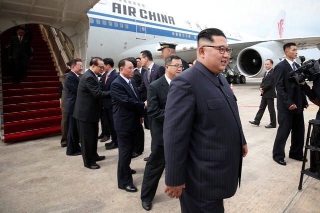 김정은 북한 국무위원장 일행이 10일 오후 싱가포르 창이공항에 도착해 싱가포르 외무장관 등의 영접을 받고 있다. 싱가포르 공보부 제공