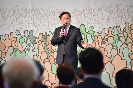 자유한국당 유정복 인천시장 후보가 5일 인천시장 후보 초청 대화에 참석해 공약에 대해 설명하고 있다.