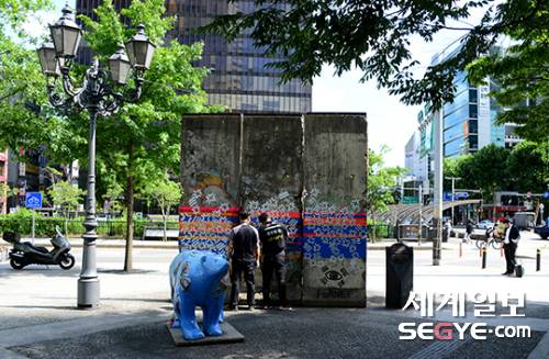 한 화가가 낙서로 훼손한 베를린 장벽의 모습. 베를린 장벽은 2005년 베를린시가 청계천 복원 완공 시점에 맞춰 서울시에 기증한 것. 당시 독일 베를린시는 우리나라의 통일을 기원하며 장벽을 서울시에 기증했다.