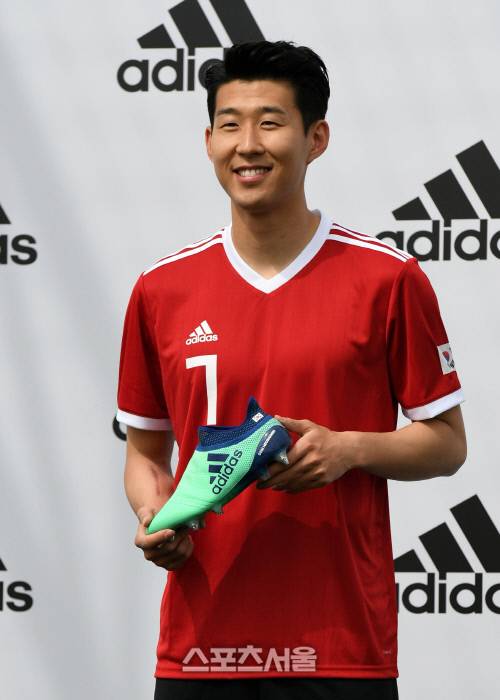 손흥민이 15일 용산 아이파크몰 풋살경기장에서 스포츠브랜드 아디다스와 후원연장 계약 체결식을 가지고 있다. 아디다스는 2023년 6월까지 손흥민과 계약한다고 밝혔다. 손흥민이 자신의 이름이 새겨진 축구화를 들고 있다. 배우근기자.