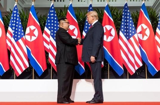 도널드 트럼프(오른쪽) 미국 대통령과 김정은(왼쪽) 북한 국무위원장이 12일 싱가포르 카펠라 호텔에서 정상회담을 위해 만나 악수하고 있다. / 댄 스커비노 백악관 소셜미디어 국장 트위터