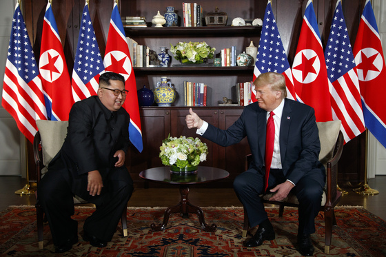 도널드 트럼프 미국 대통령이 12일 김정은 북한 국무위원장의 모두 발언 후 엄지손가락을 들어올리고 있다. [AP=연합뉴스]