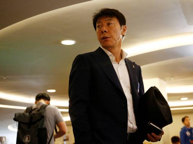 신태용 월드컵 축구대표팀 감독이 12일 러시아 상트페테르부르크의 풀코보 국제공항을 통해 러시아에 입성하고 있다. /상트페테르부르크=로이터연합뉴스